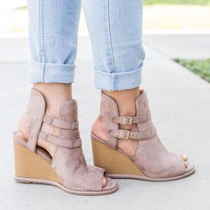 Qupid Women Edgy Buckled Peep-Toe Wooden Wedges - Taupe Suede - Size 7